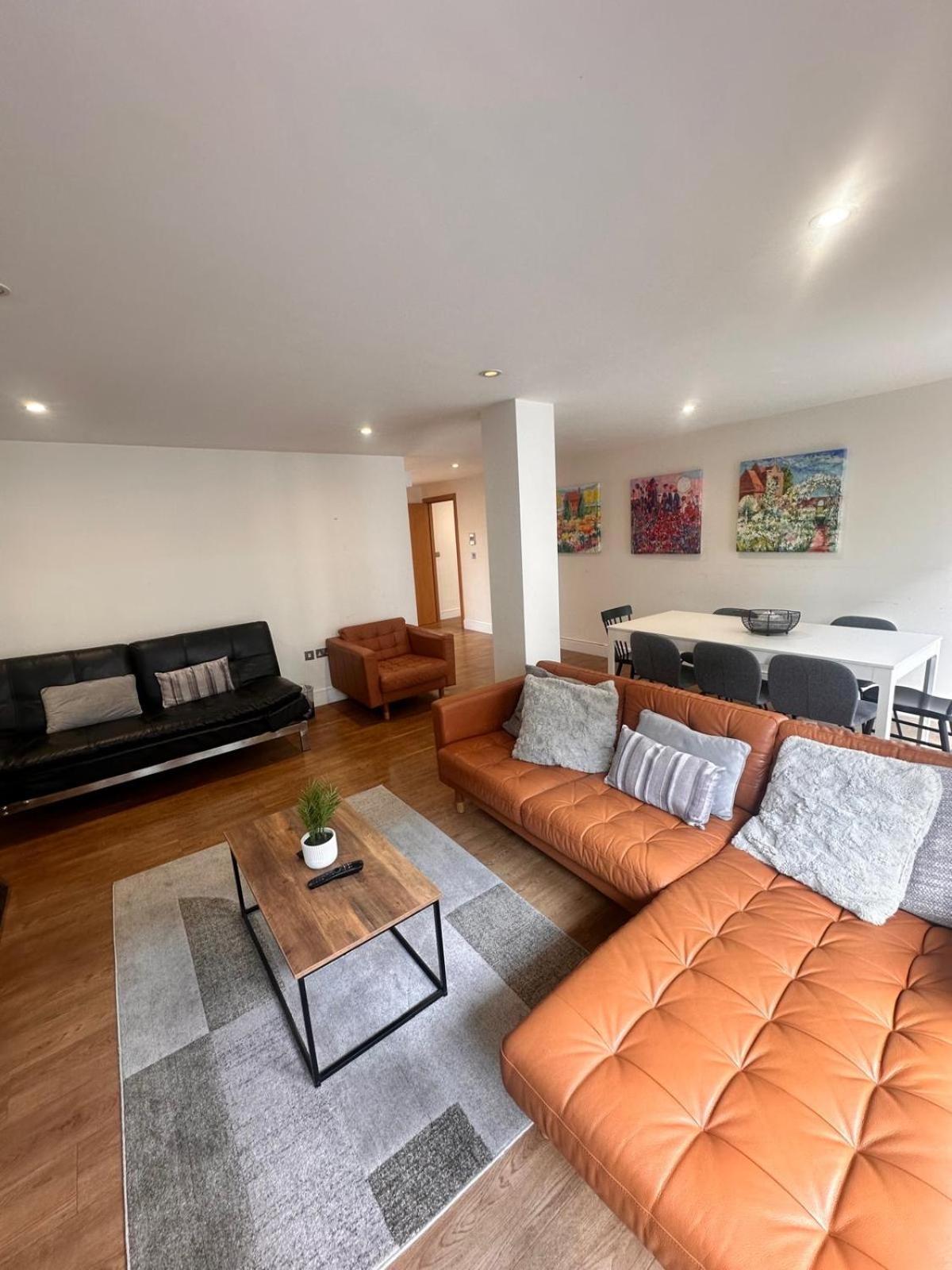 Spacious 3-bed 3-bath Luxury With Balcony Hyde Park Apartment
