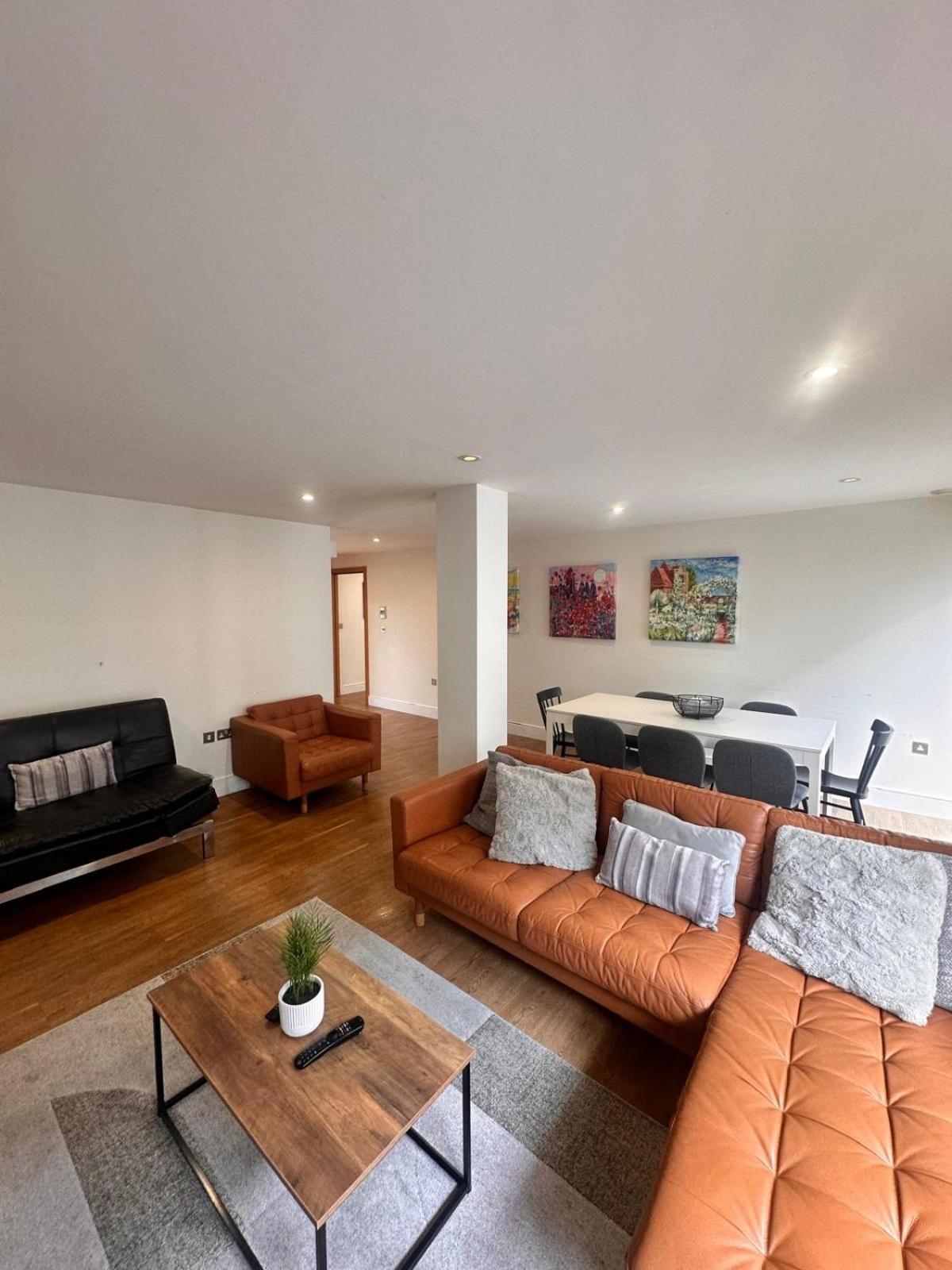 Spacious 3-bed 3-bath Luxury With Balcony Hyde Park Apartment *